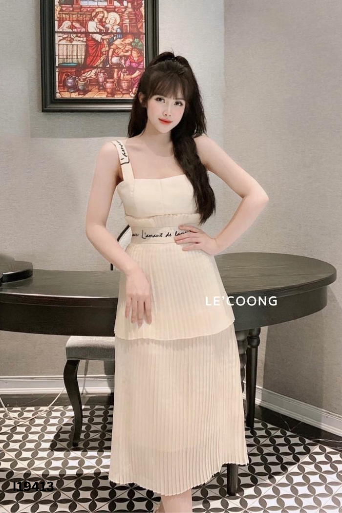 Váy 2s JYHEE be chữ đen xếp ly