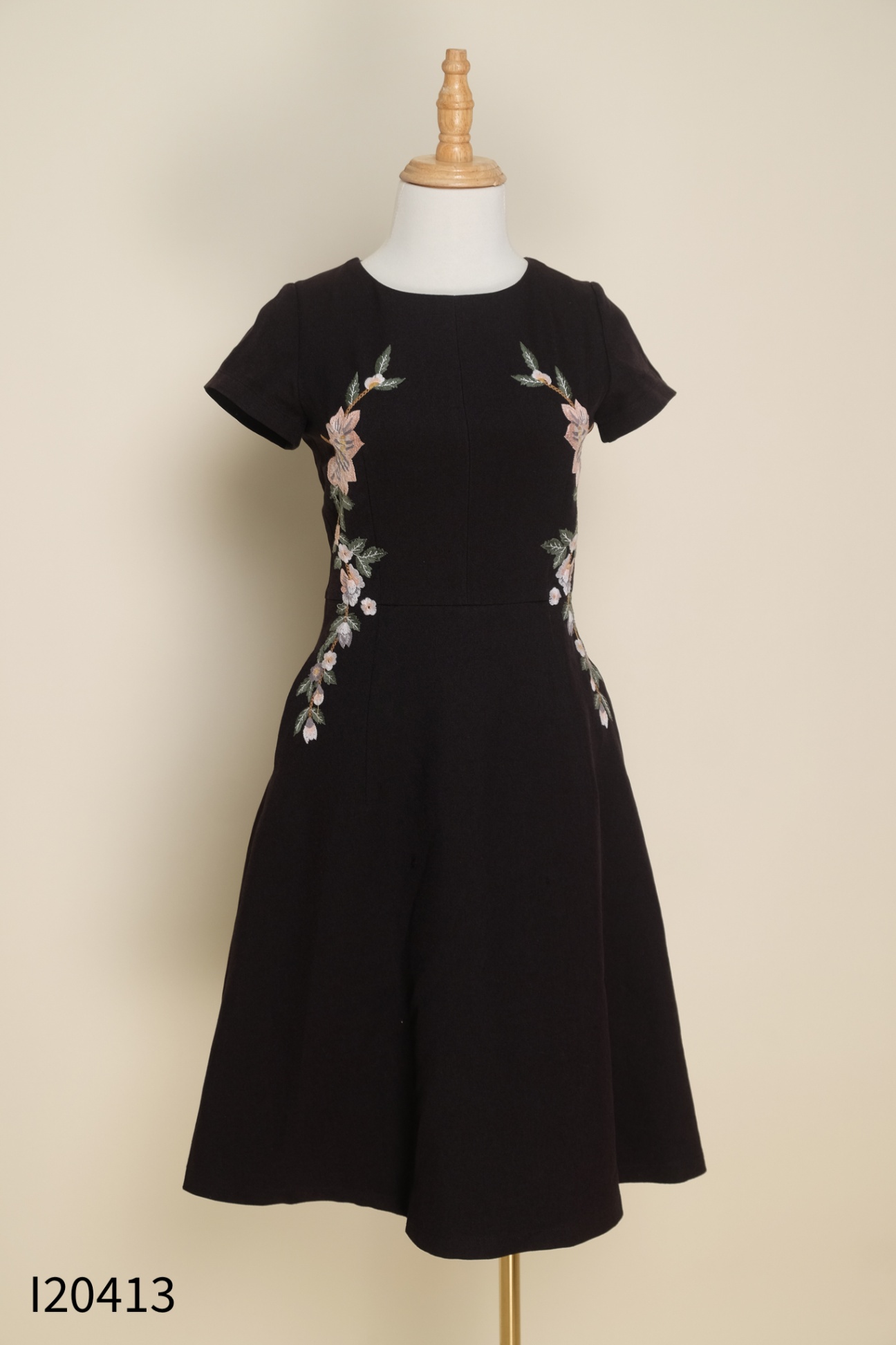Váy ADORE DRESS đen thêu hoa
