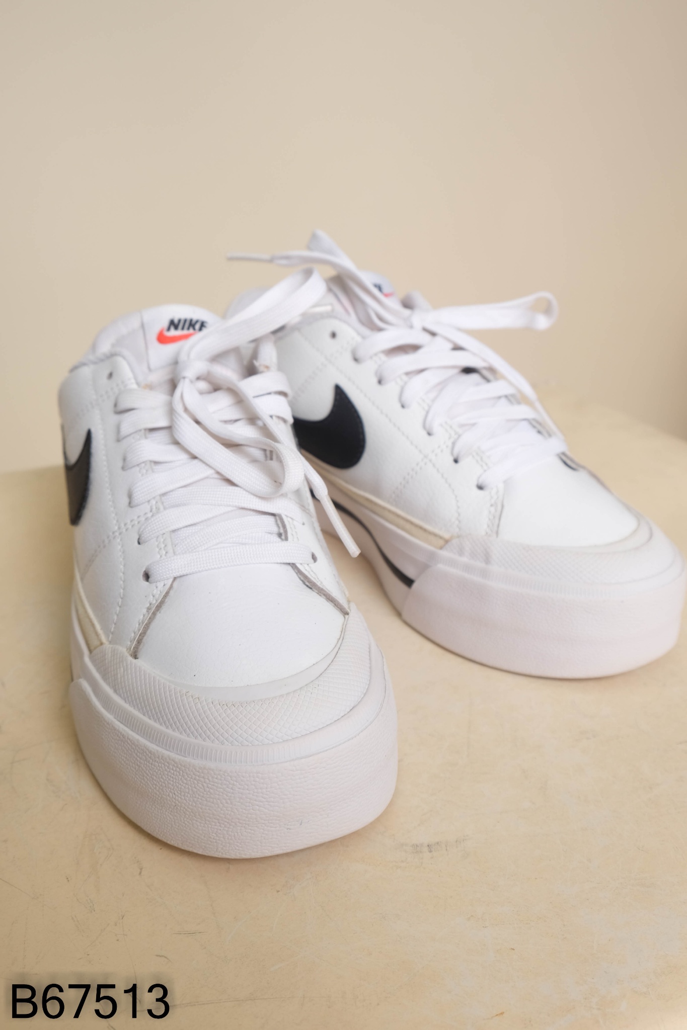 Giày sneakers trắng đen