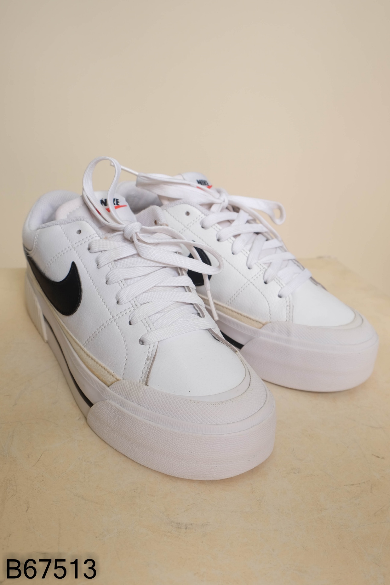 Giày sneakers trắng đen