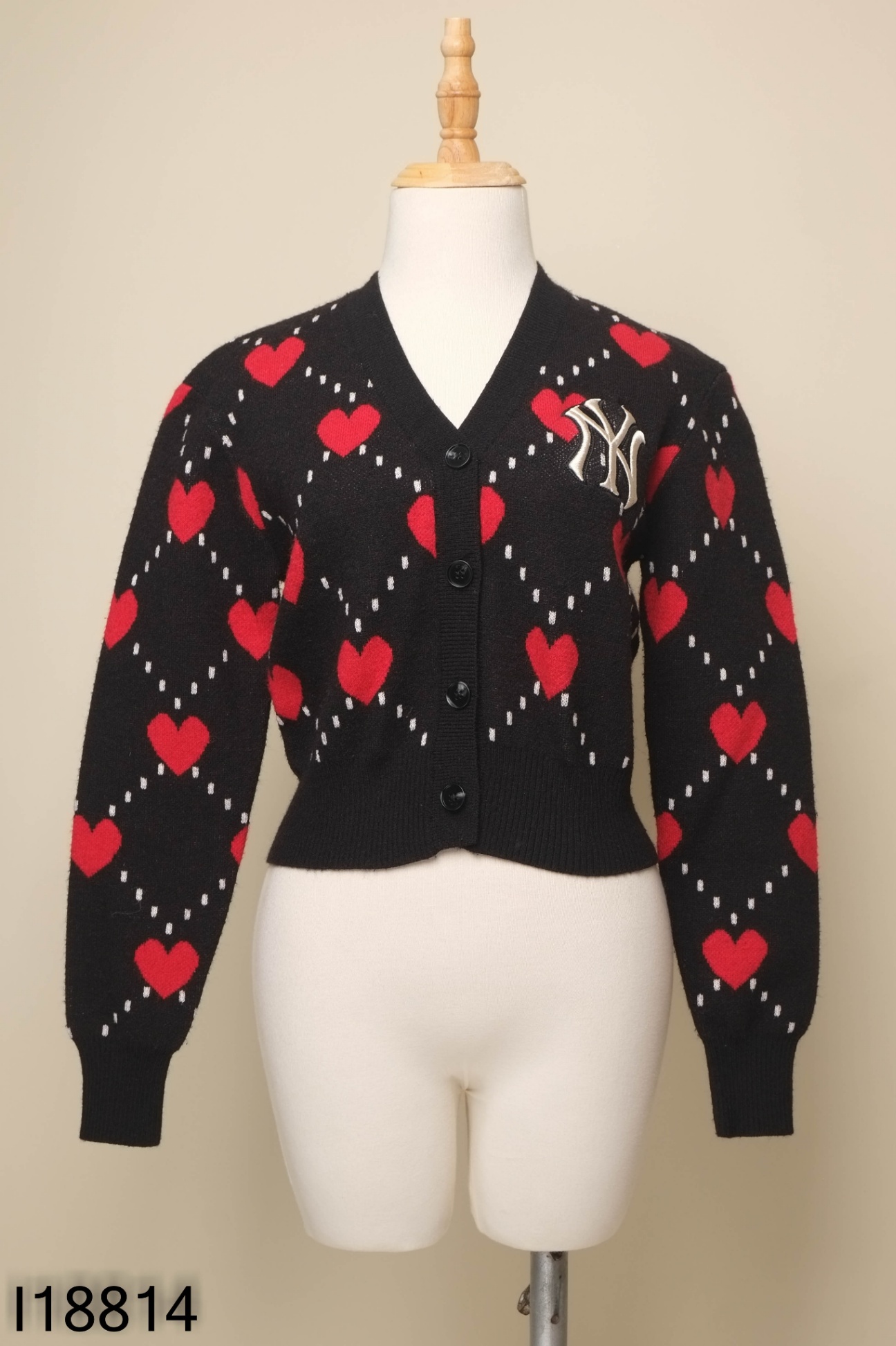 Cardigan len đen tim đỏ