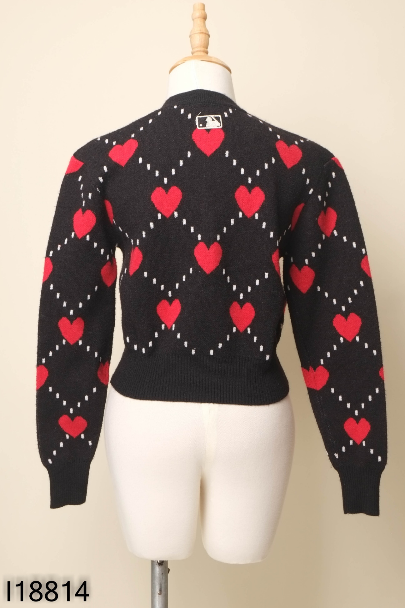 Cardigan len đen tim đỏ