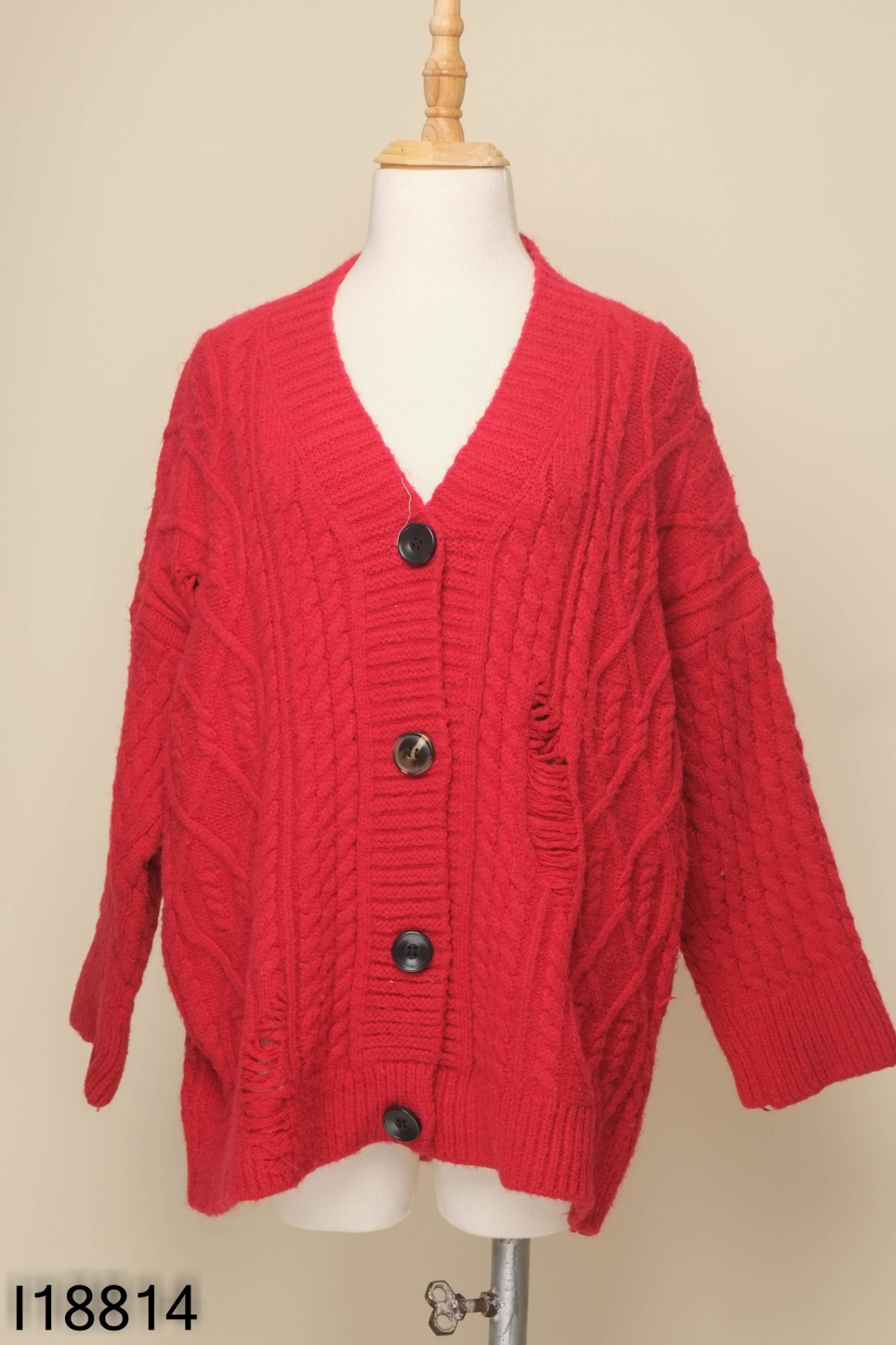 Cardigan len đỏ phối khuy