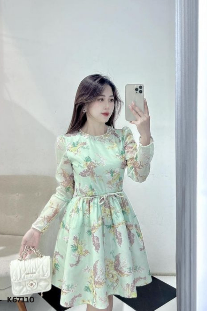Váy xanh hoa cổ viền cườm