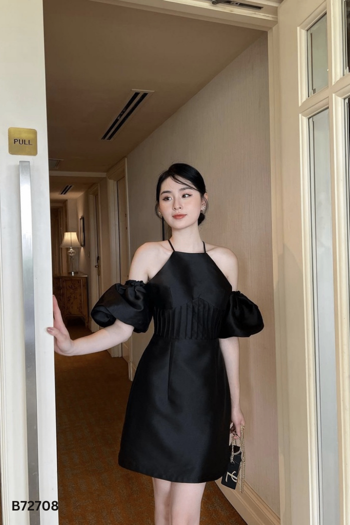 Váy ngắn cổ yếm đen trơn