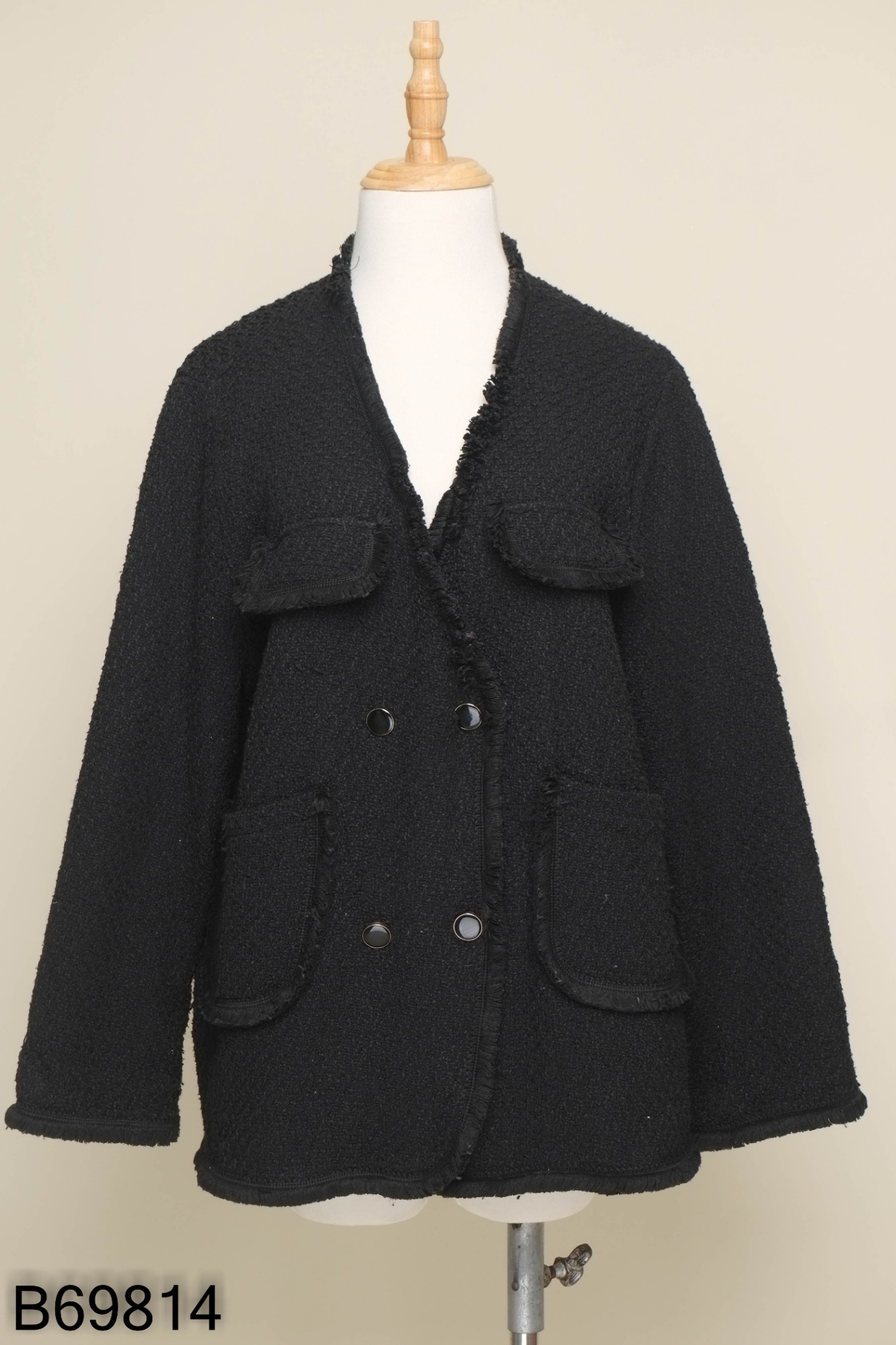 Blazer đen phối khuy