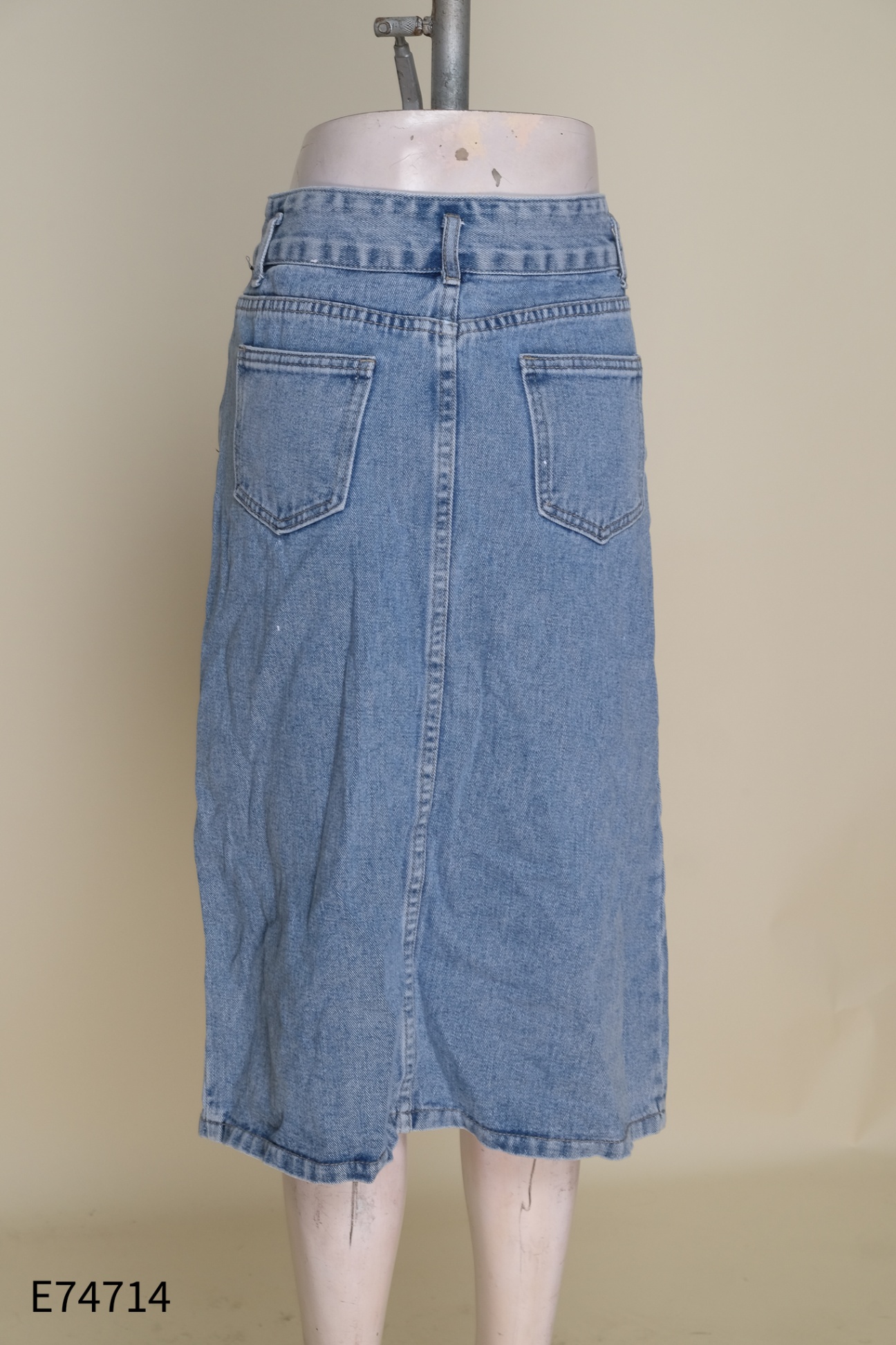 Chân váy jeans xanh cúc đôi