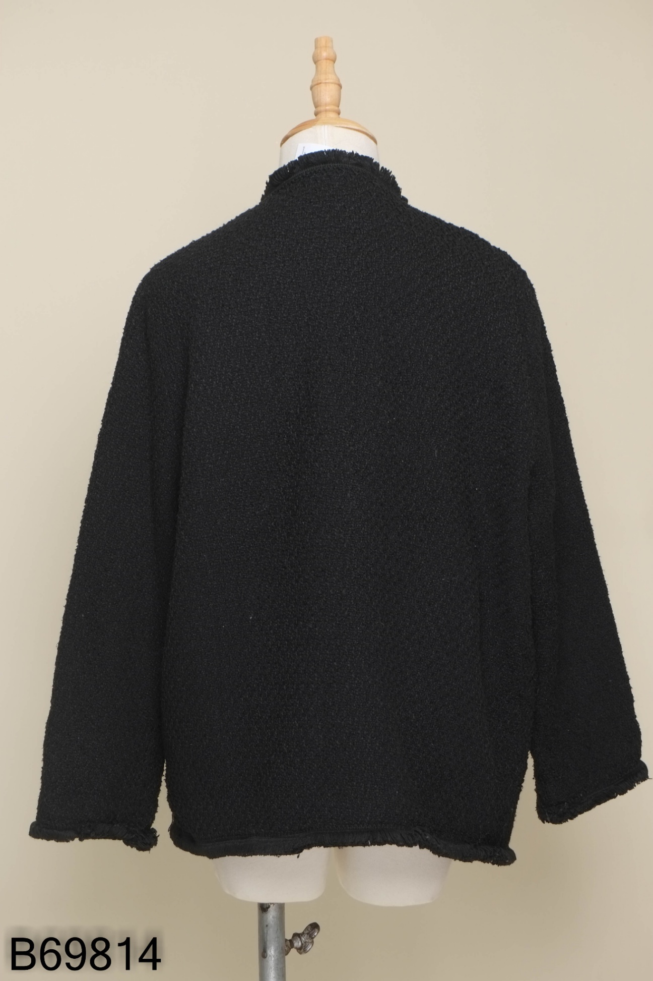 Blazer đen phối khuy