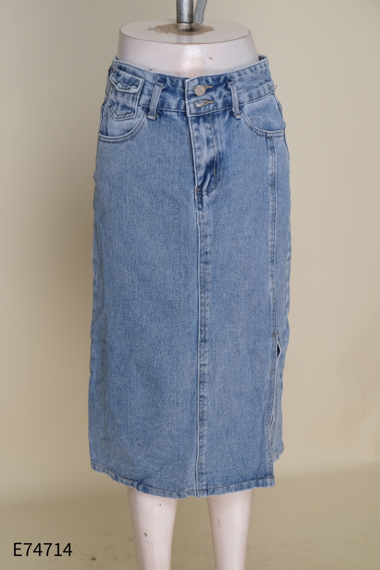 Chân váy jeans xanh cúc đôi