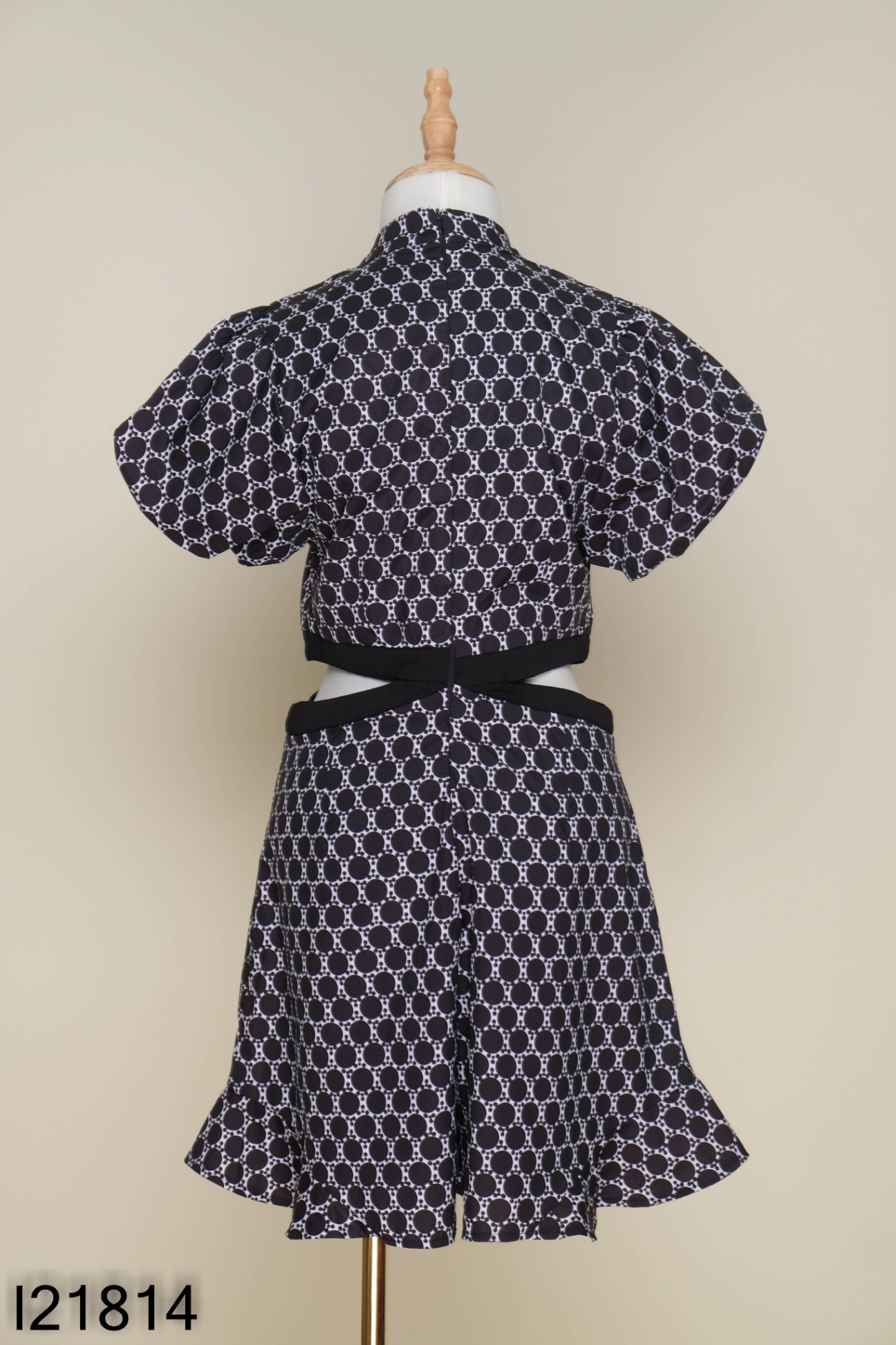 Jumpsuit đen họa tiết trắng khoét eo