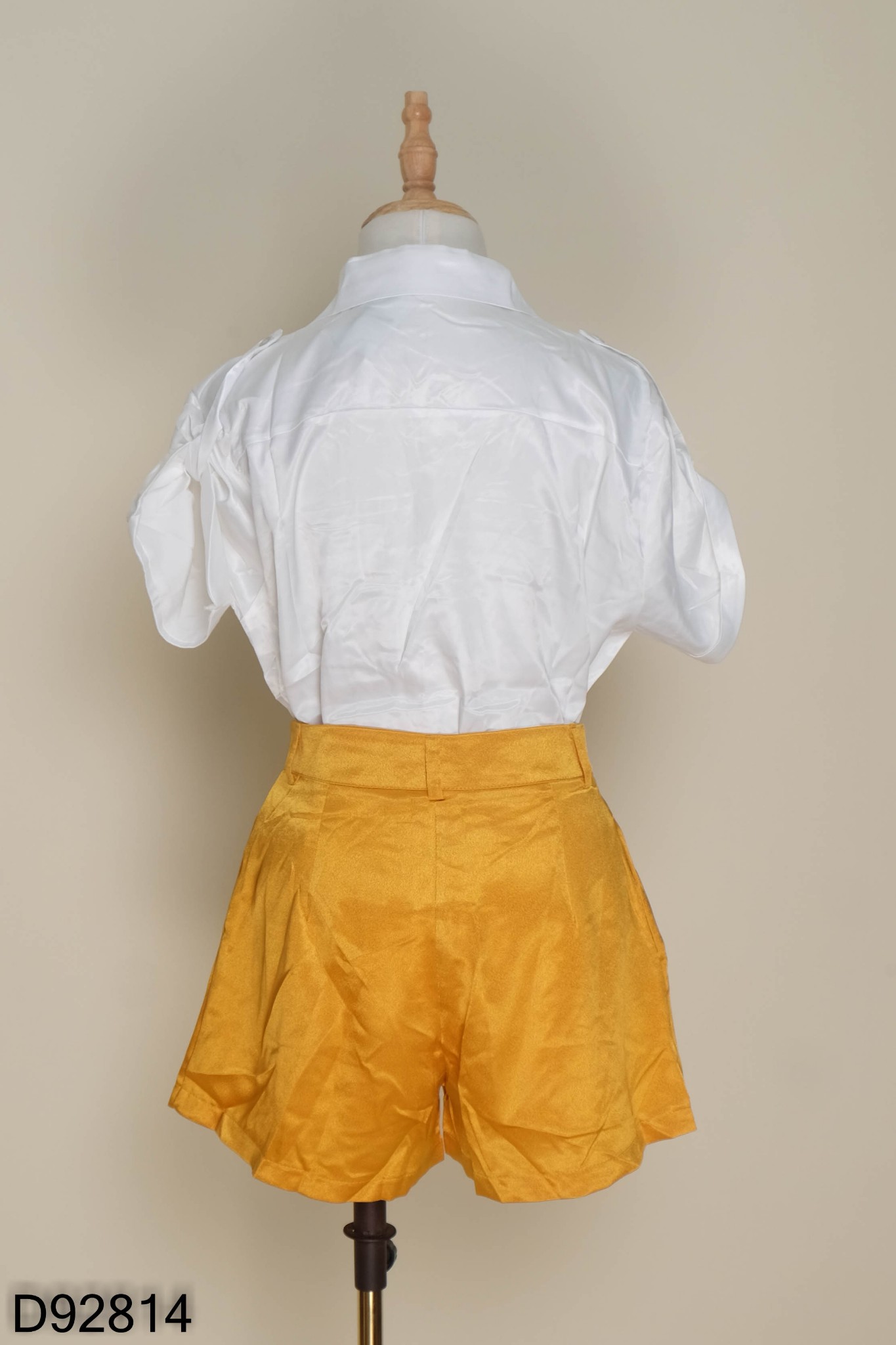 SET Áo sơ mi lụa trắng + quần short vàng
