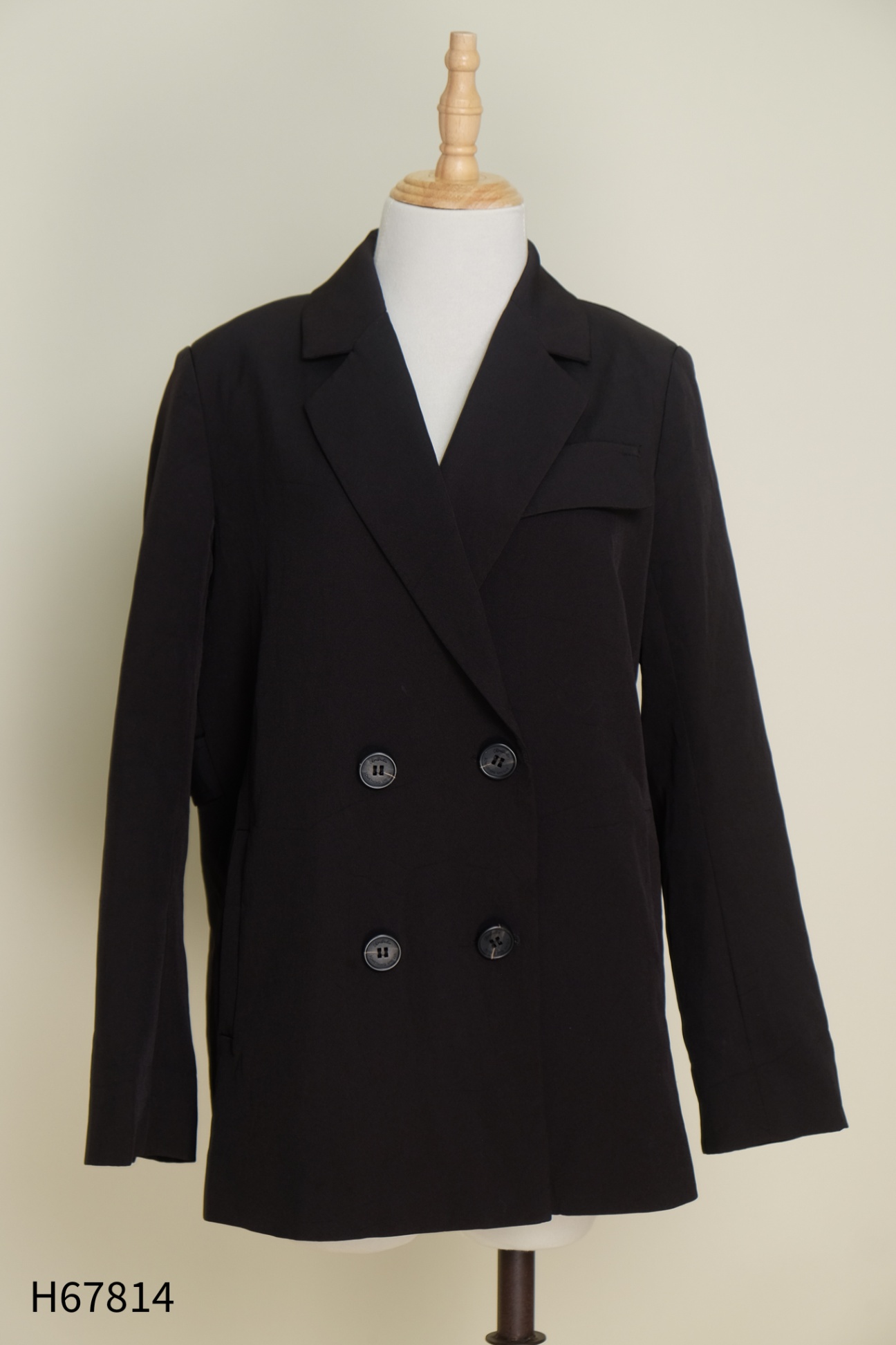 Blazer đen trơn phối khuy