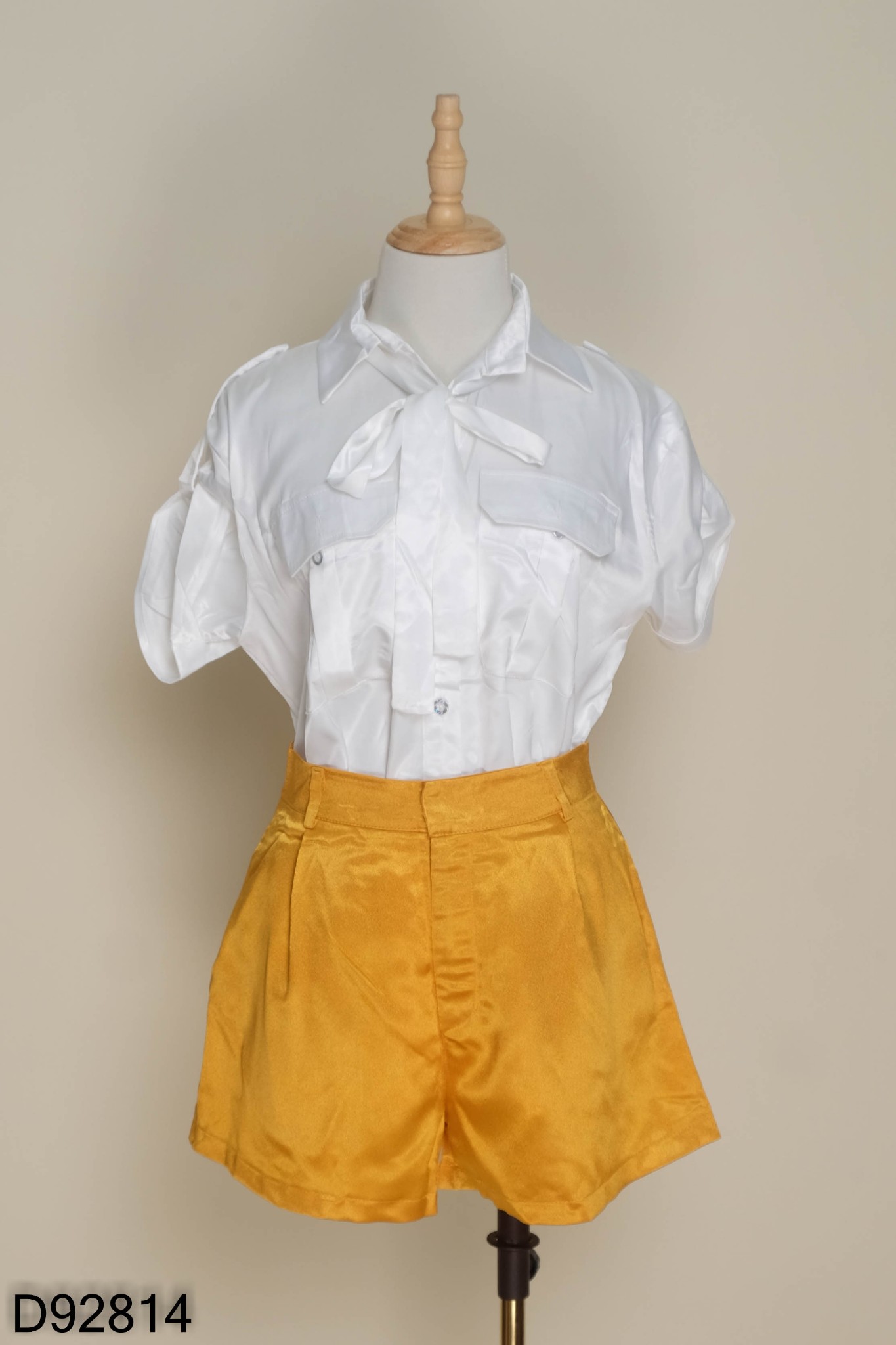 SET Áo sơ mi lụa trắng + quần short vàng
