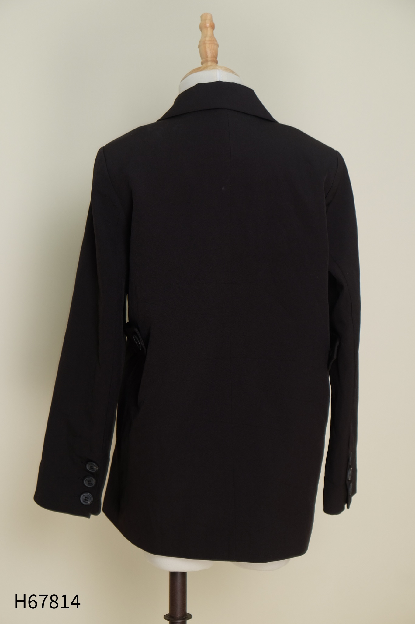 Blazer đen trơn phối khuy
