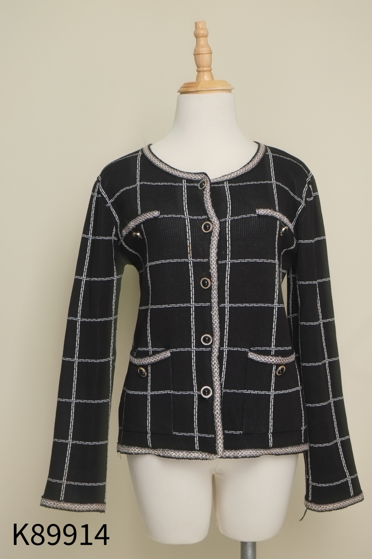 Cardigan len đen kẻ trắng