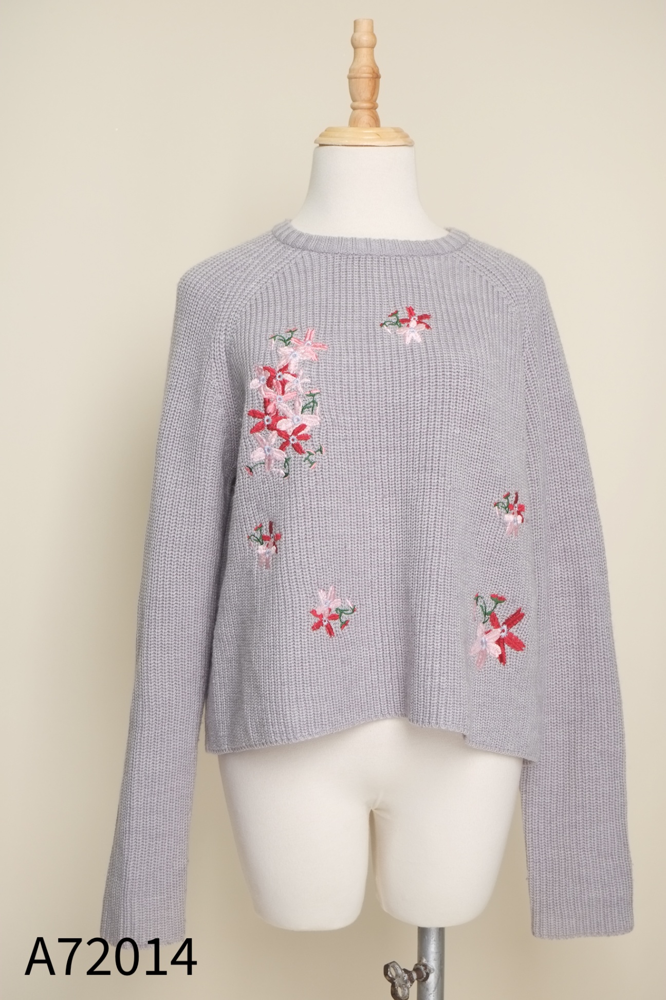 Áo len xám IVY MODA thêu hoa