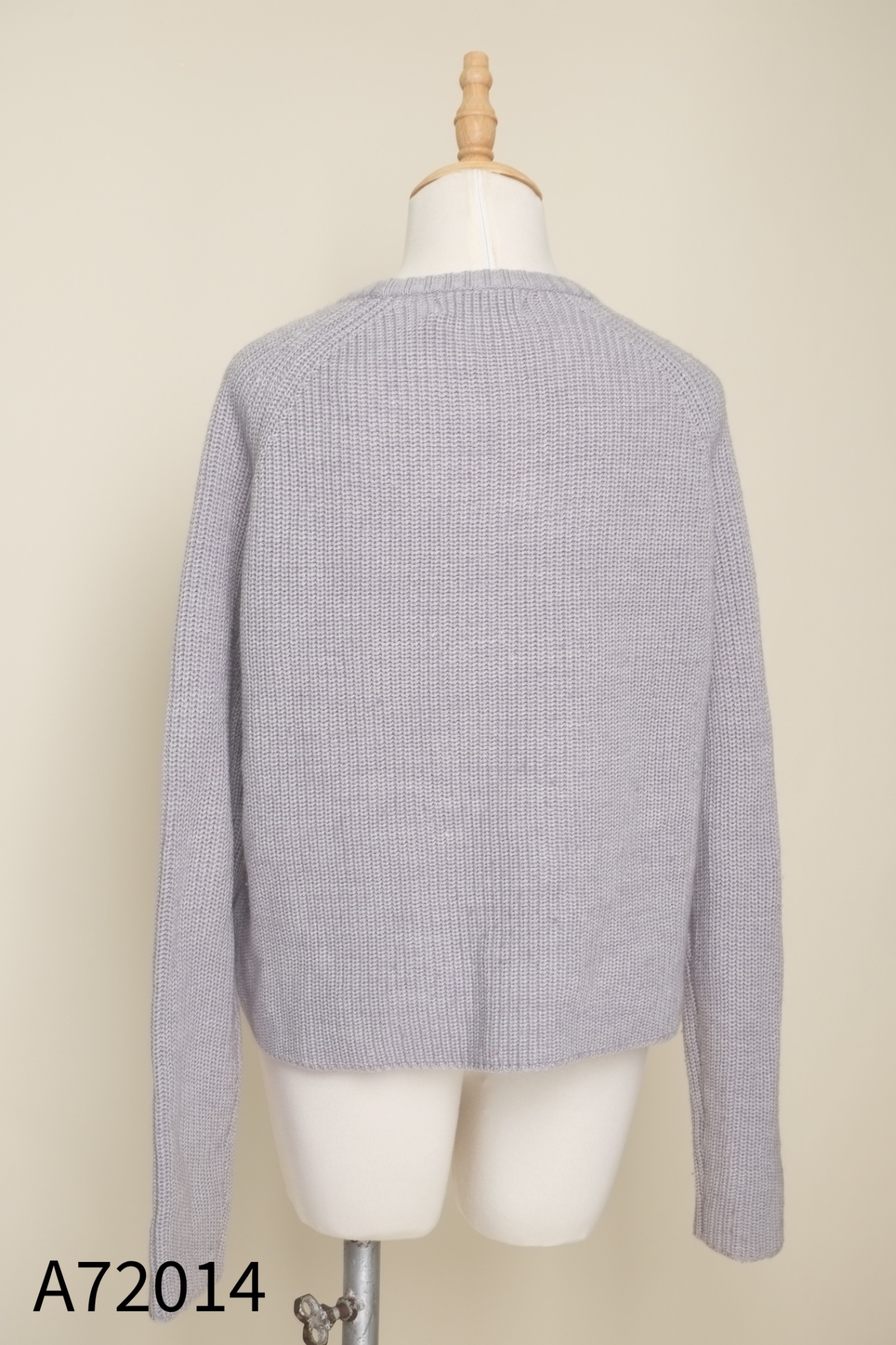 Áo len xám IVY MODA thêu hoa