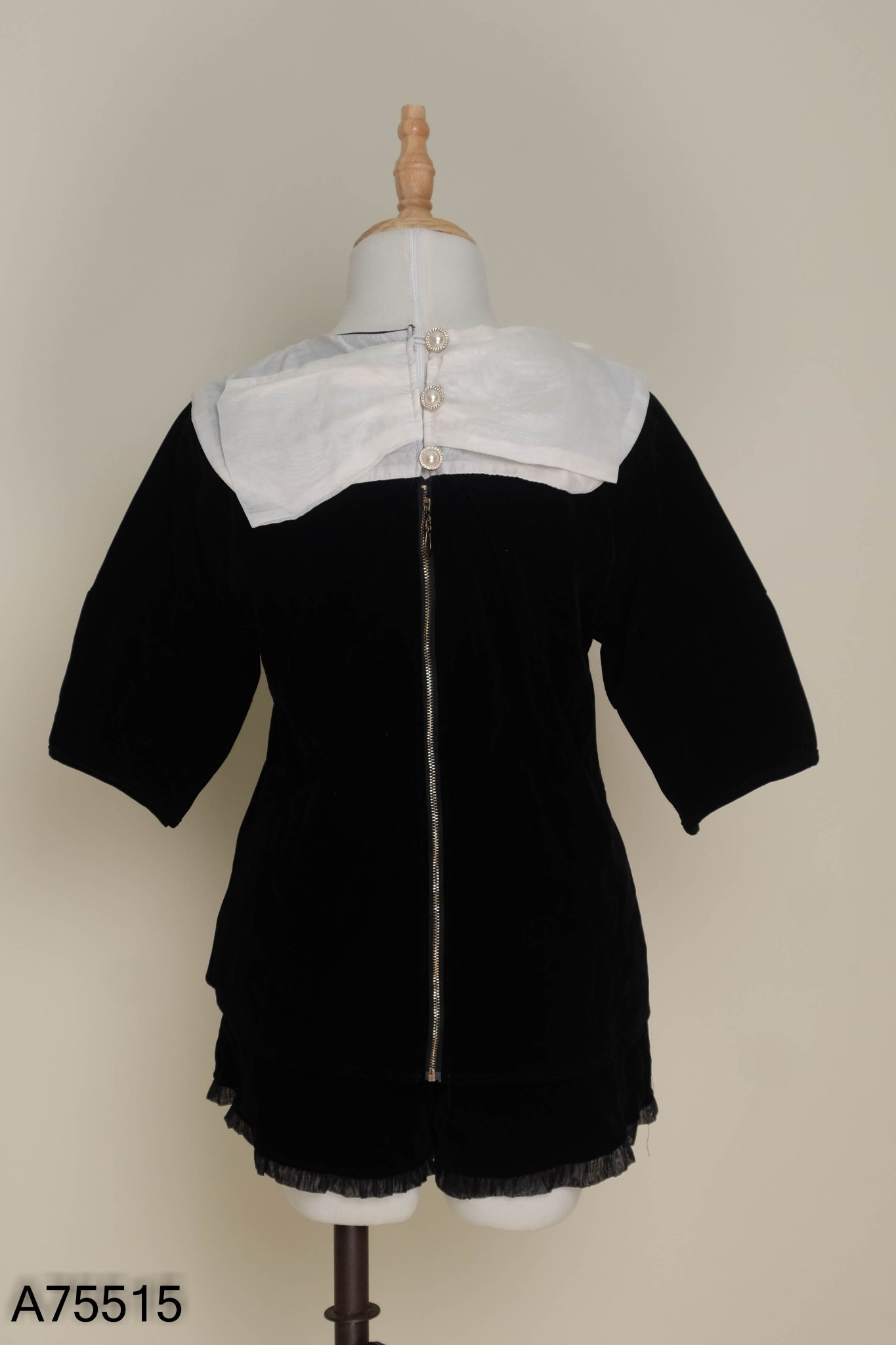 SET nhung đen áo cổ be + quần short