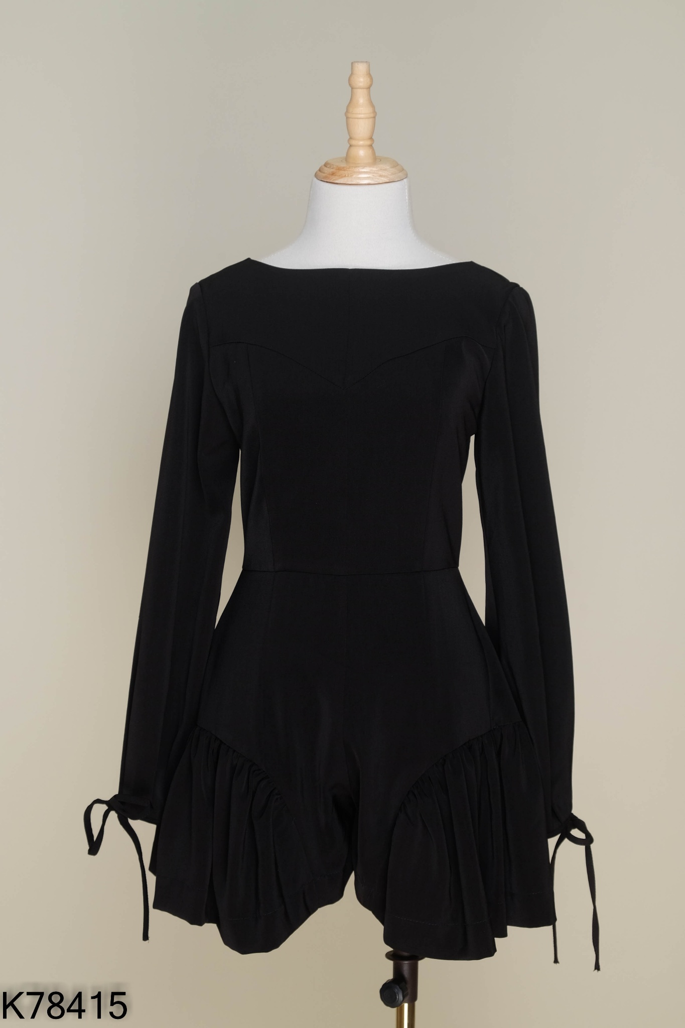 Jumpsuit đen trơn
