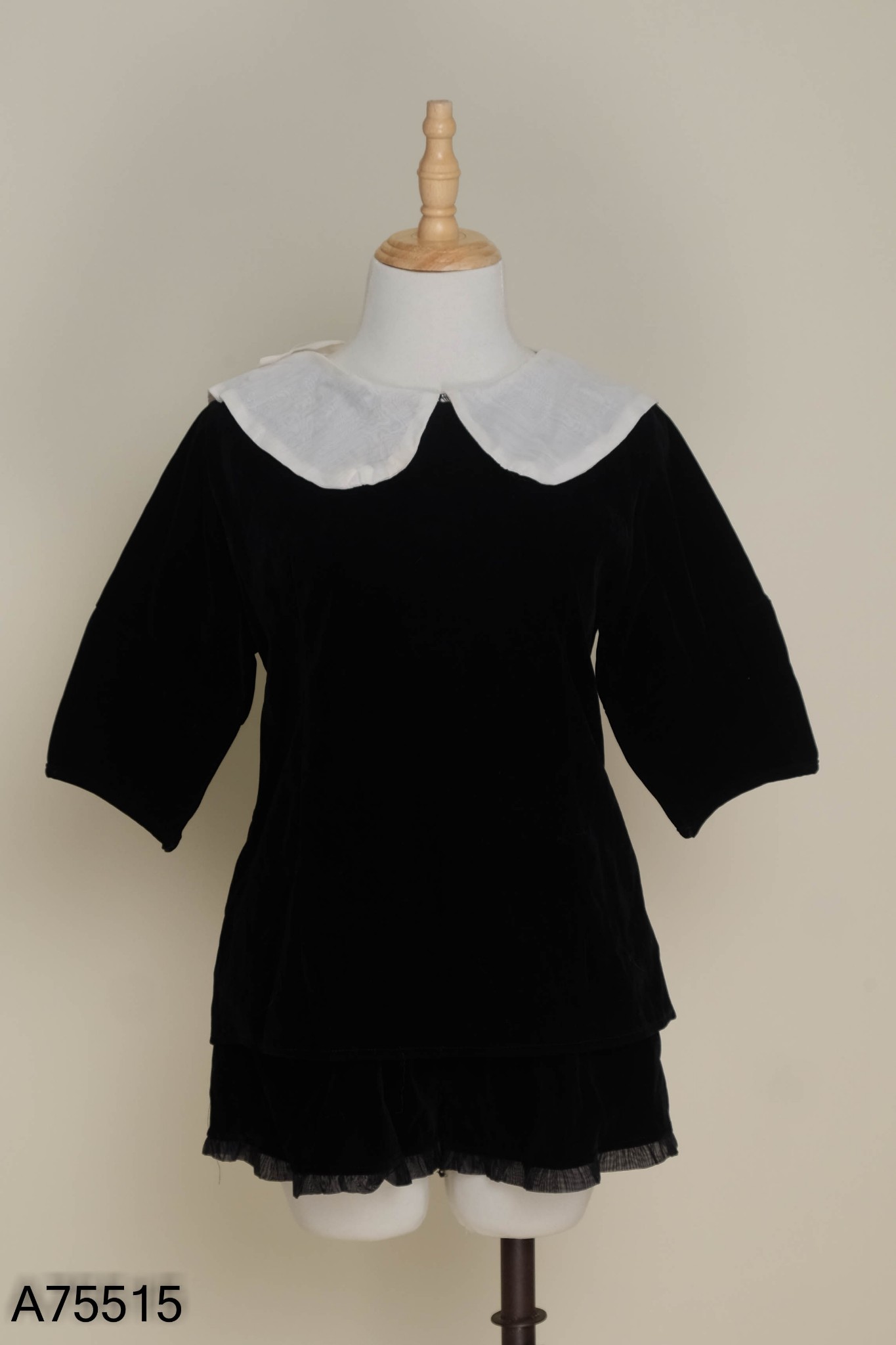 SET nhung đen áo cổ be + quần short
