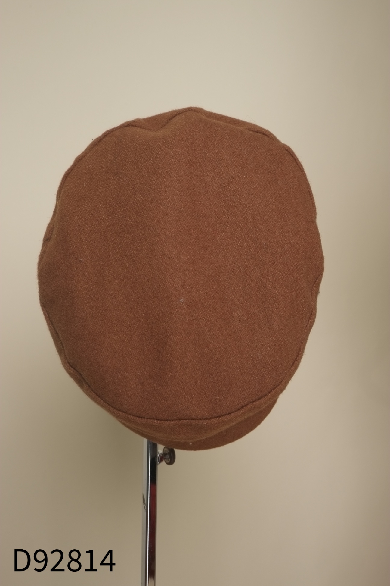 Mũ beret da nâu đinh tán