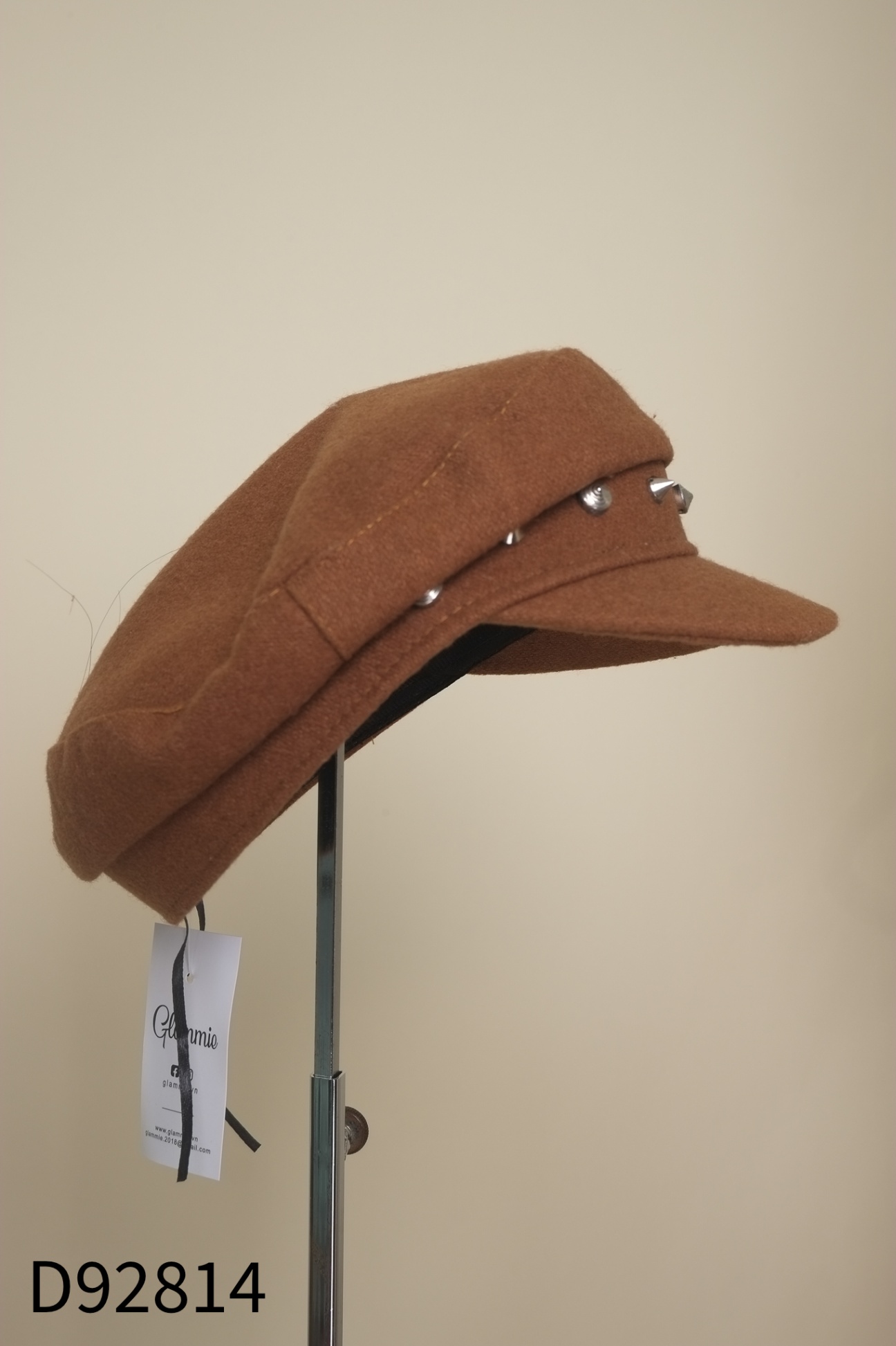Mũ beret da nâu đinh tán