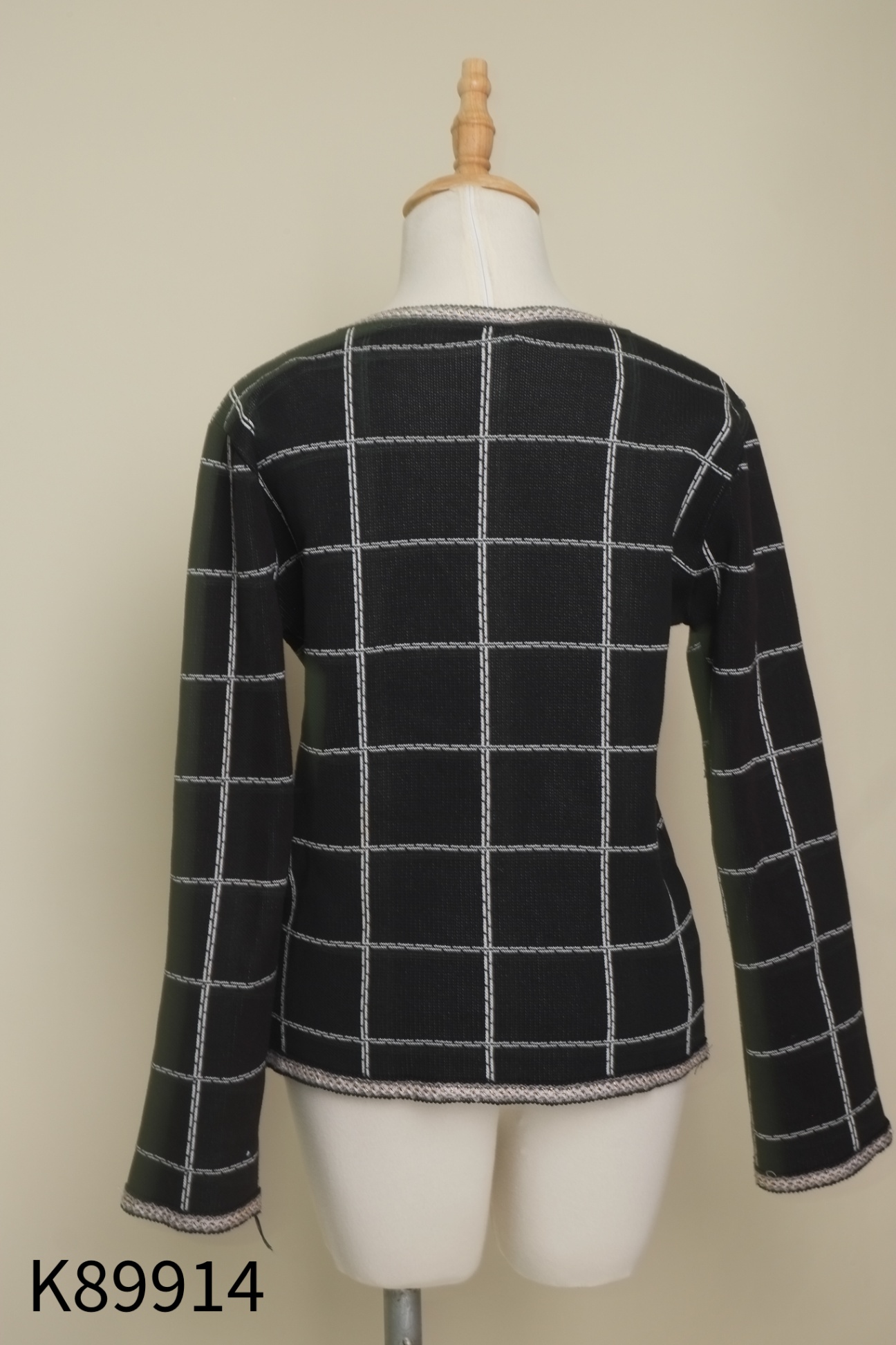 Cardigan len đen kẻ trắng