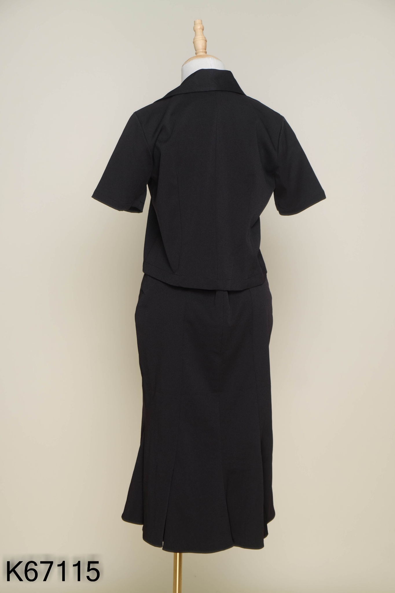 SET Áo đen cổ vest + chân váy