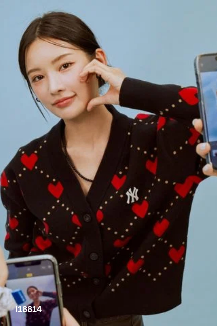 Cardigan len đen tim đỏ