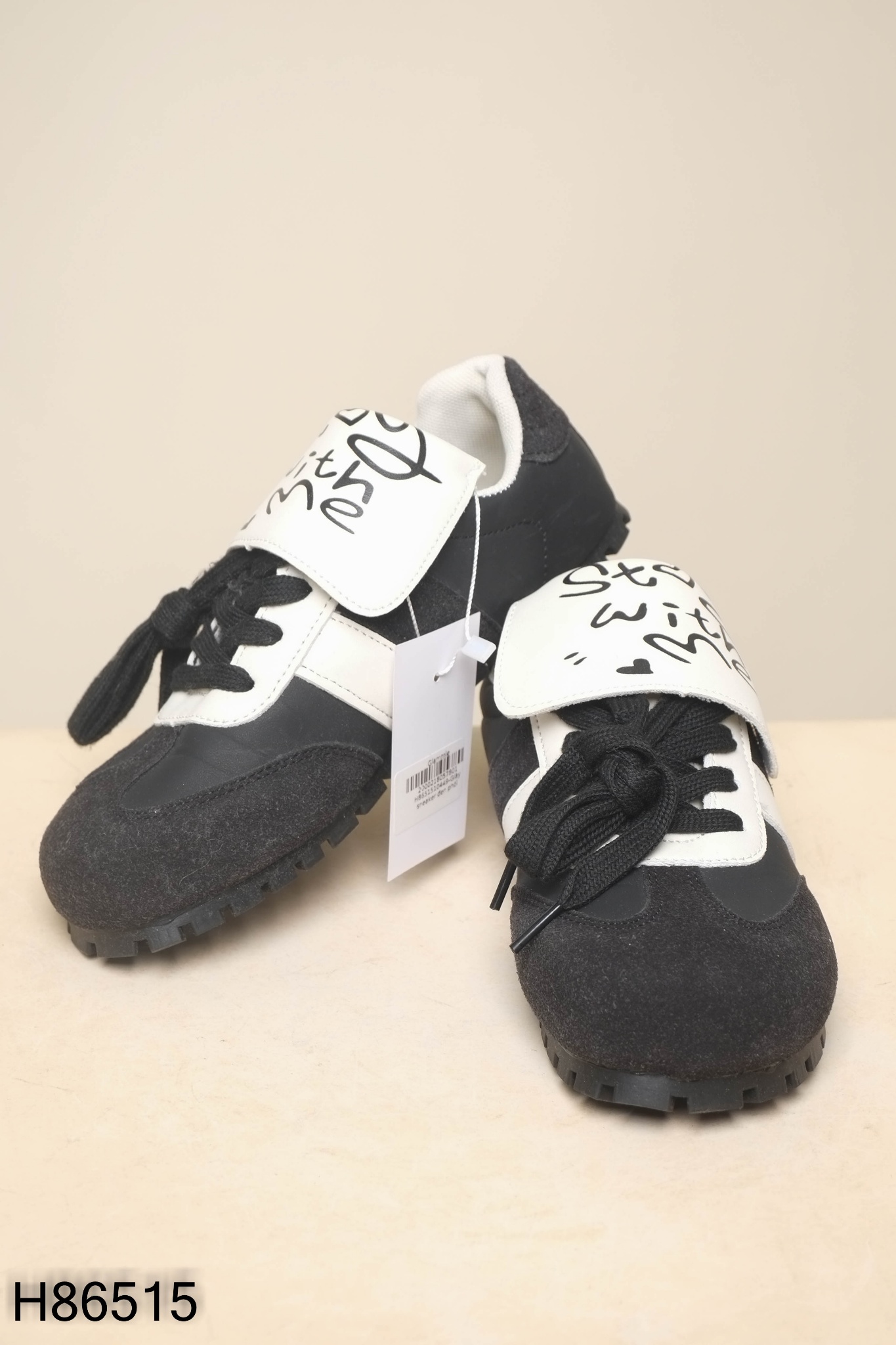 Giày sneaker đen phối trắng