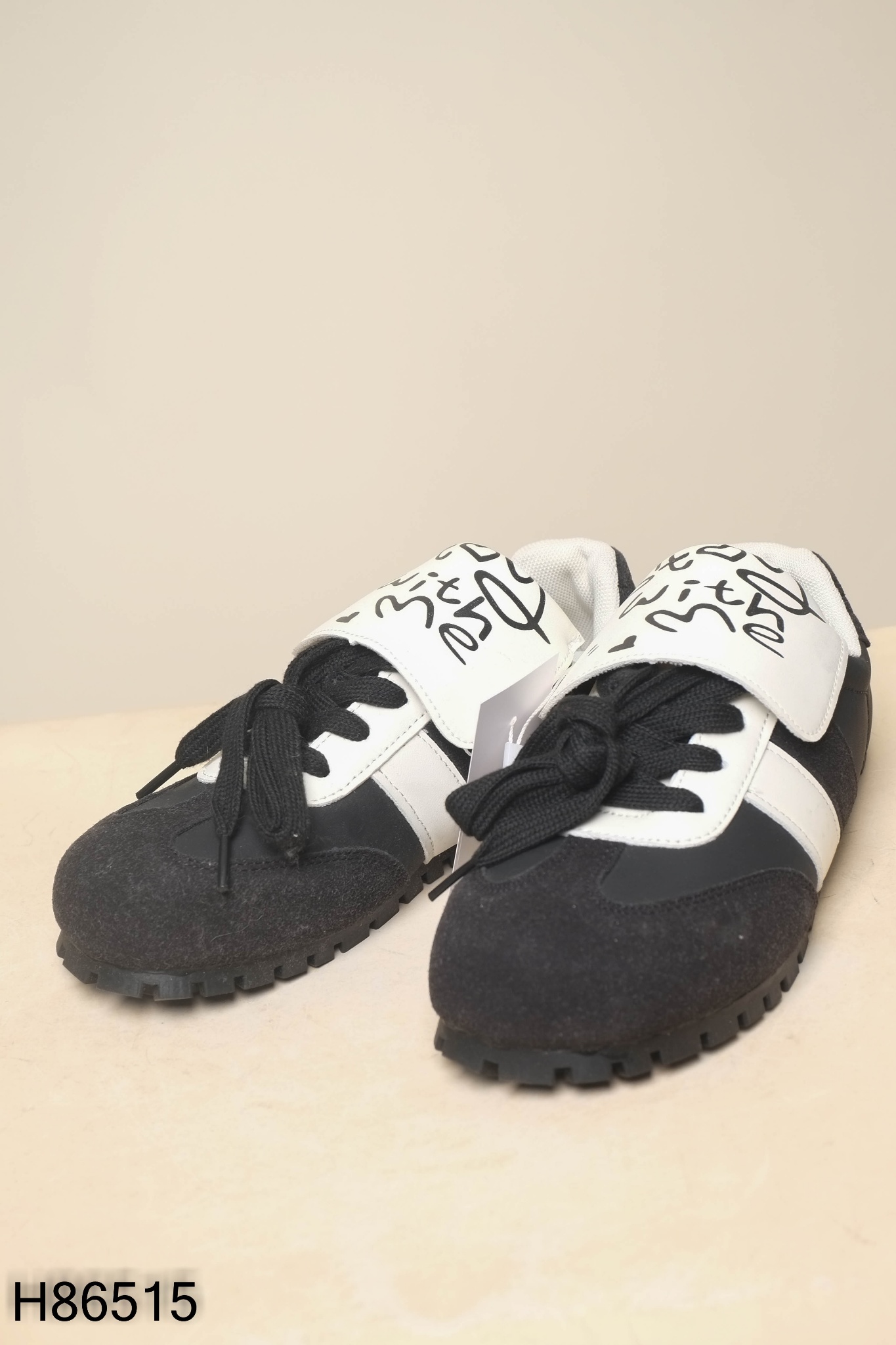 Giày sneaker đen phối trắng