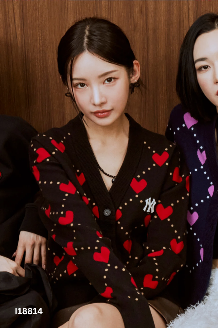 Cardigan len đen tim đỏ