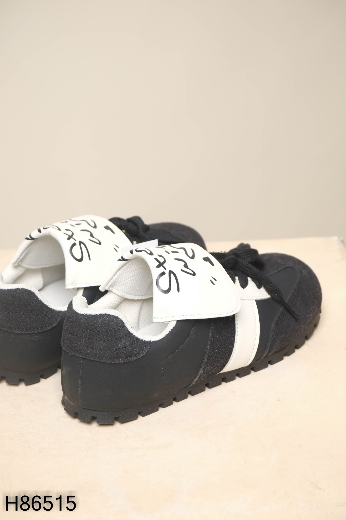 Giày sneaker đen phối trắng