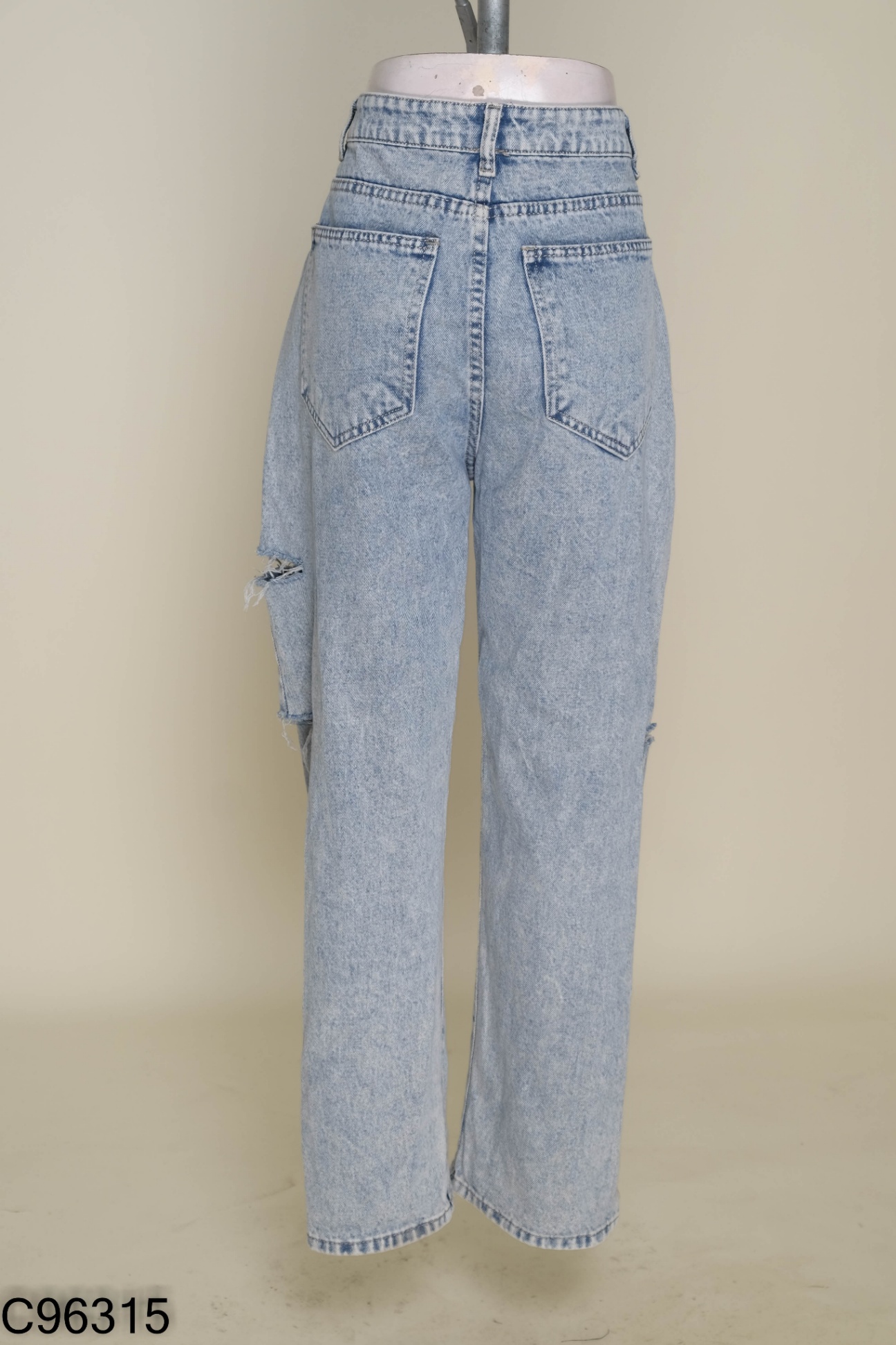 Quần jeans xanh rách