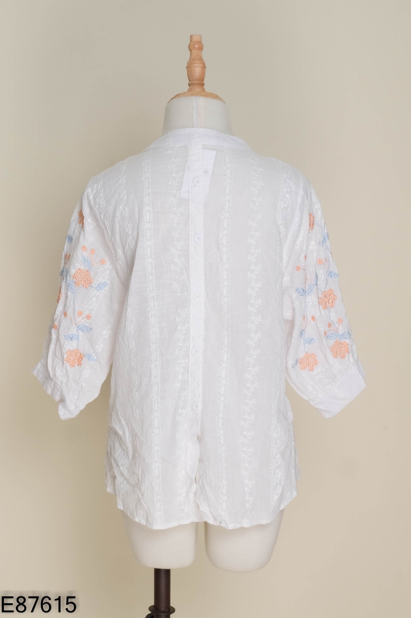Áo trắng thêu hồng xanh