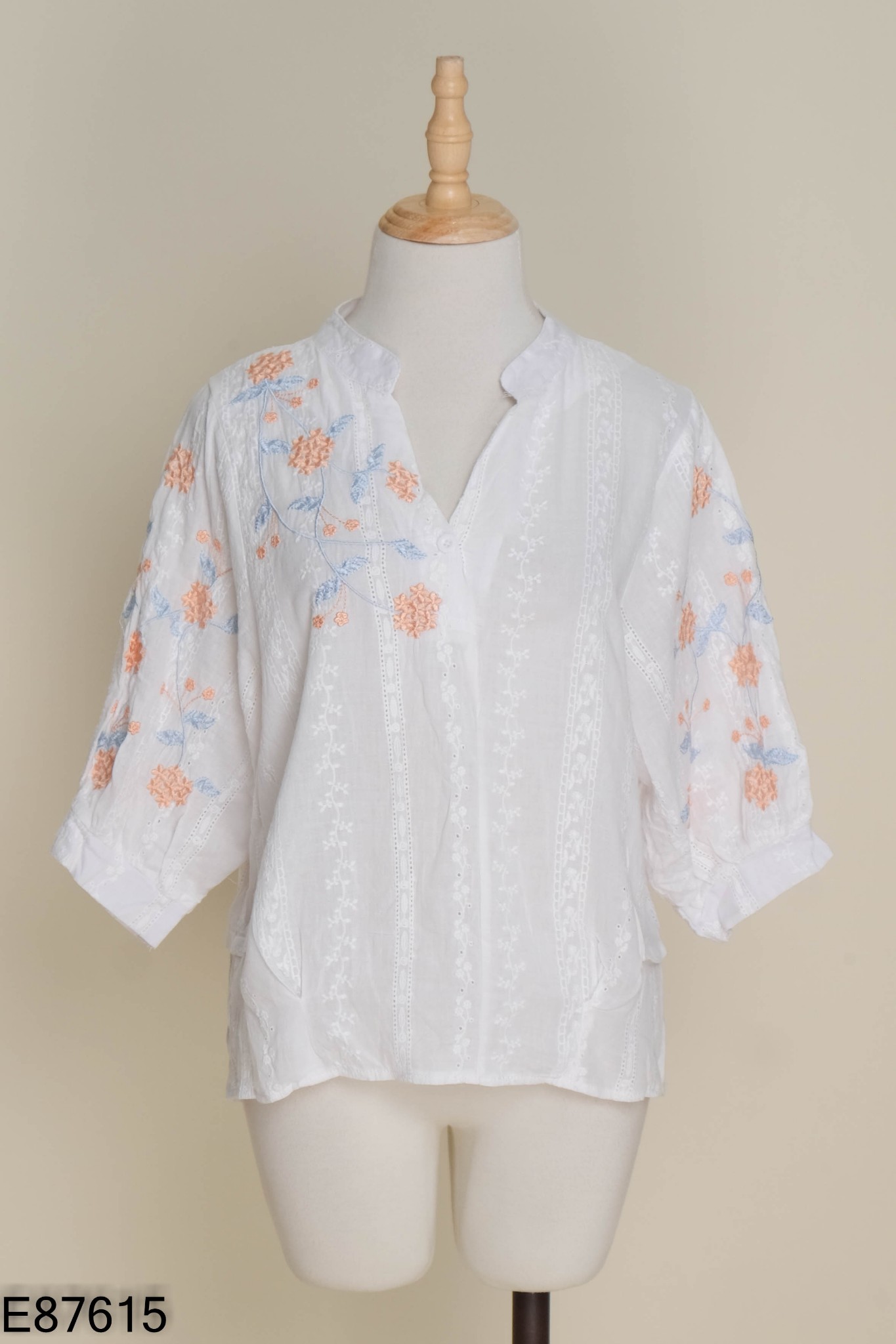 Áo trắng thêu hồng xanh