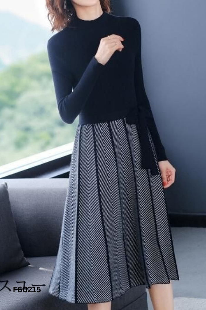 Váy len đen phối kẻ trắng
