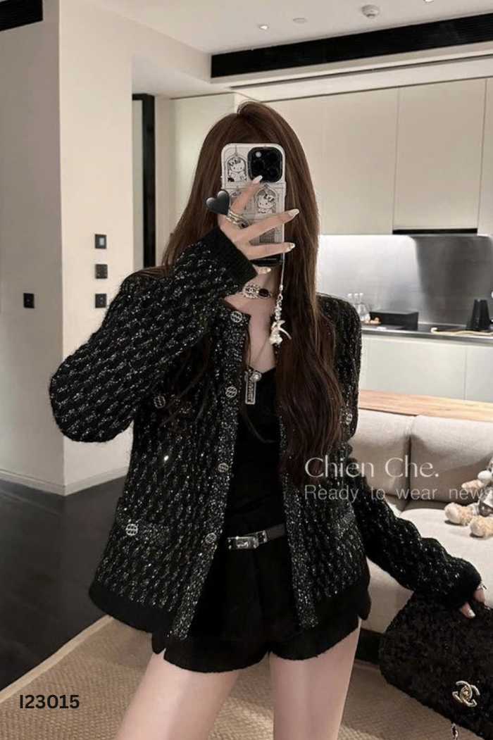 Áo len đen phối nhũ cúc bạc
