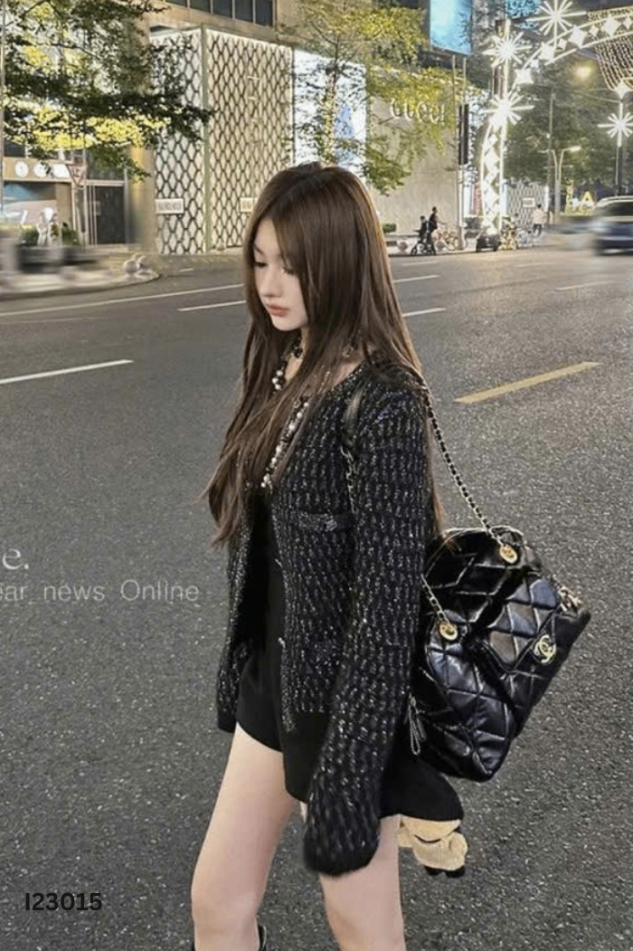 Áo len đen phối nhũ cúc bạc