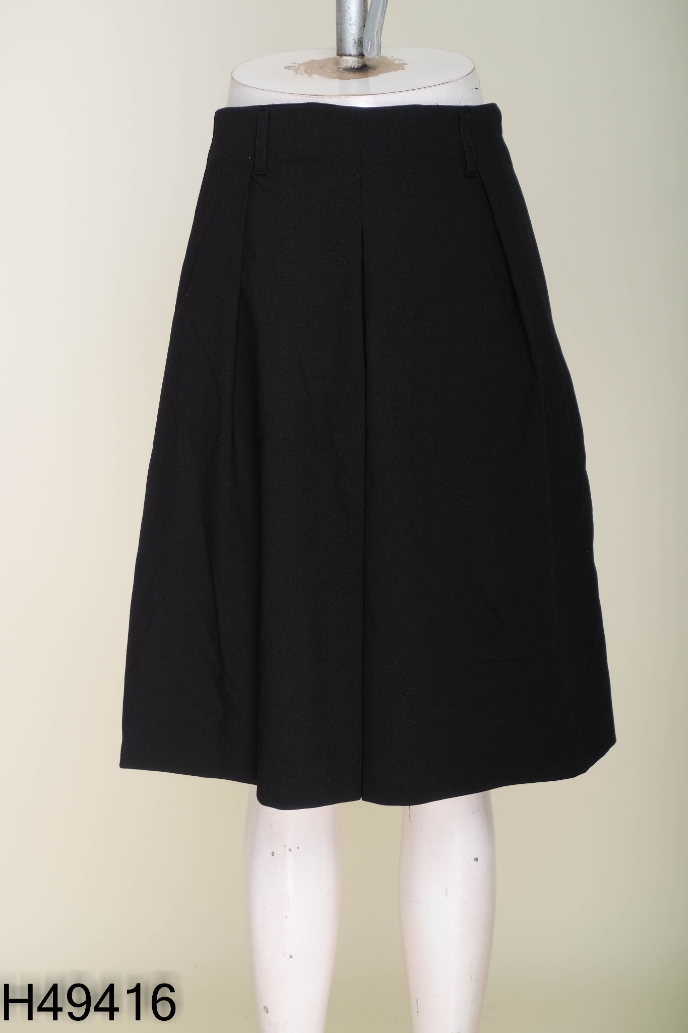 Quần short ZARA lửng đen trơn