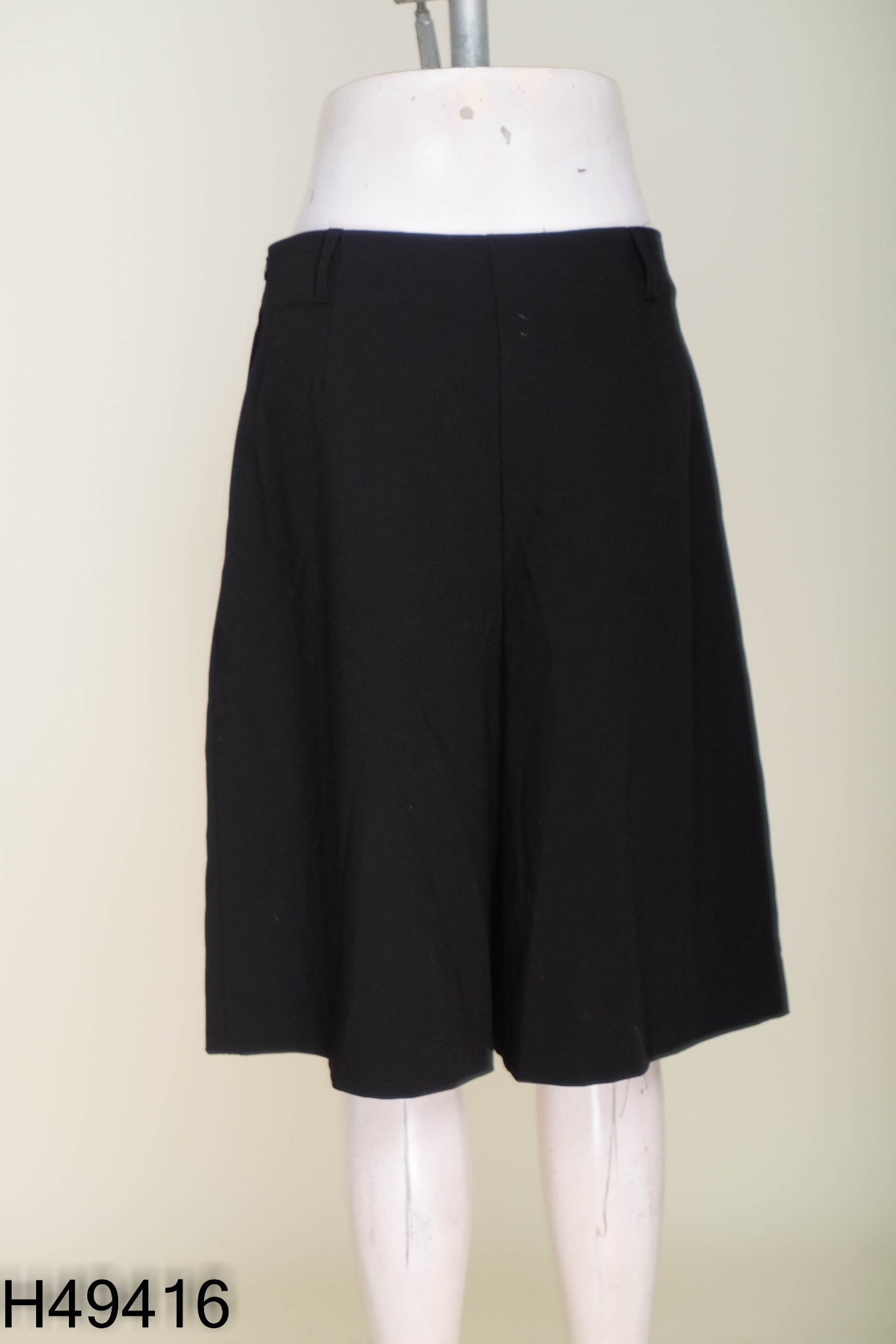 Quần short ZARA lửng đen trơn