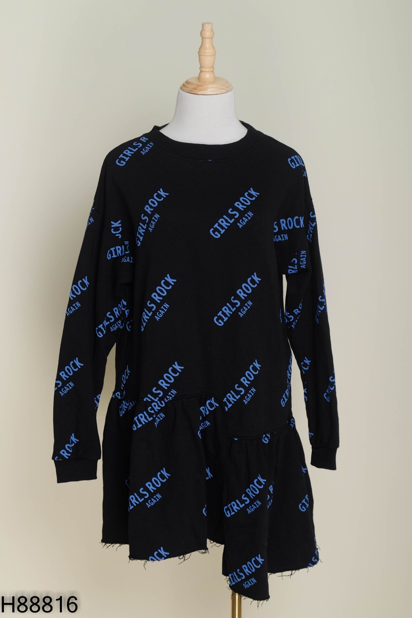 Váy nỉ đen ZARA in chữ xanh