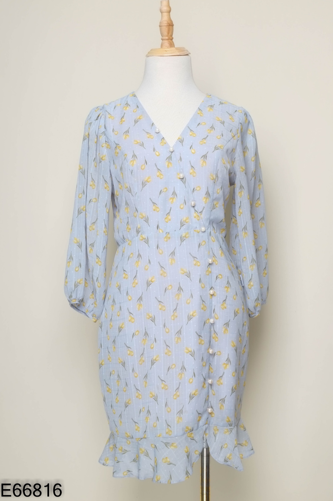 Váy xanh 92 WEAR hoa vàng cổ V