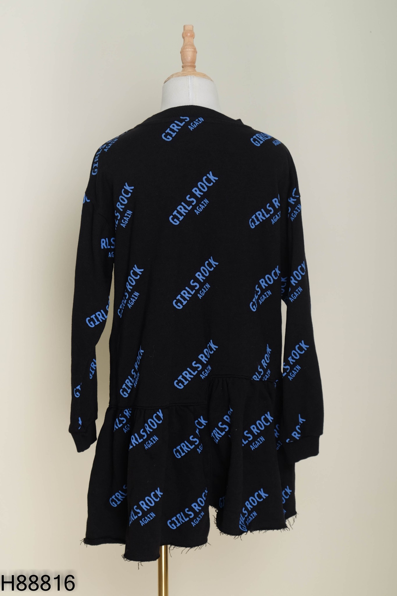 Váy nỉ đen ZARA in chữ xanh