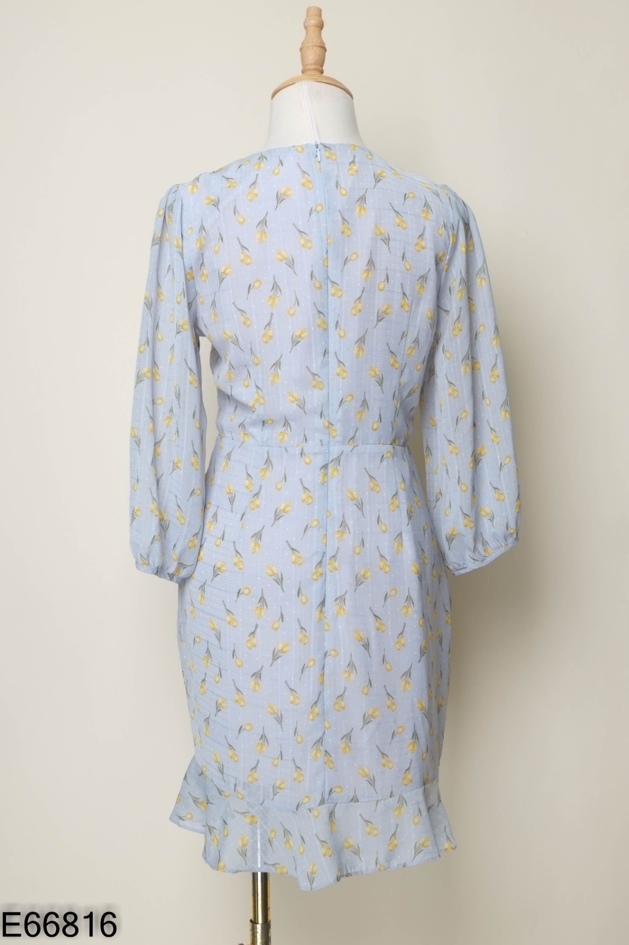 Váy xanh 92 WEAR hoa vàng cổ V