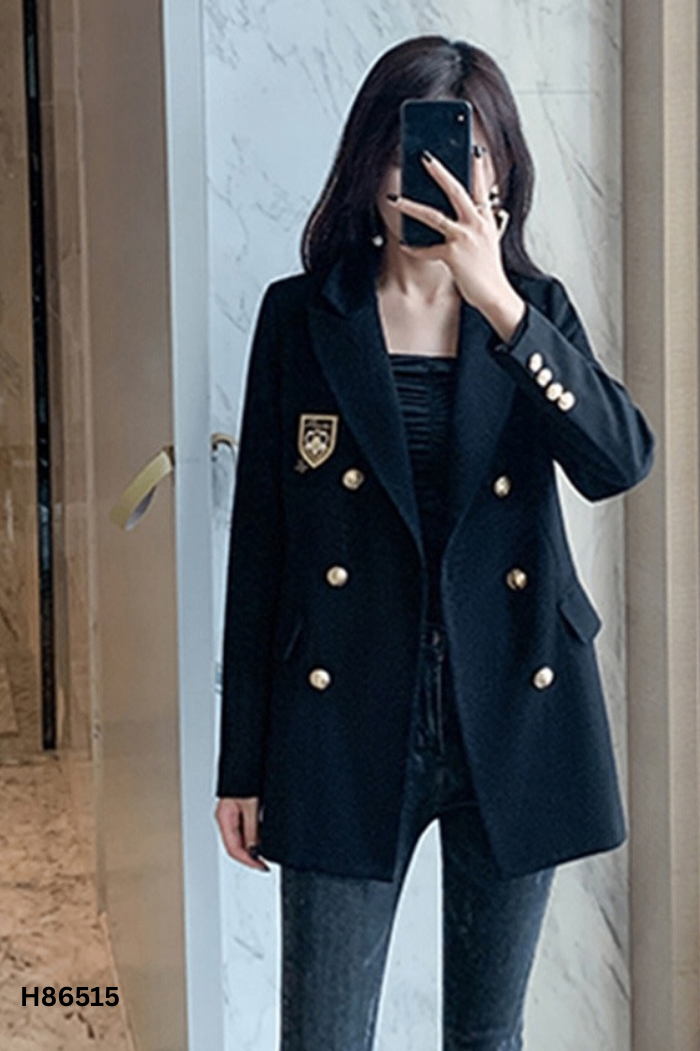 Áo blazer đen phối cúc vàng
