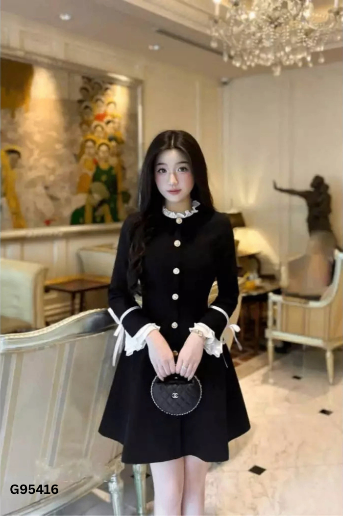 Váy đen THE PEA phối cúc vàng viền trắng