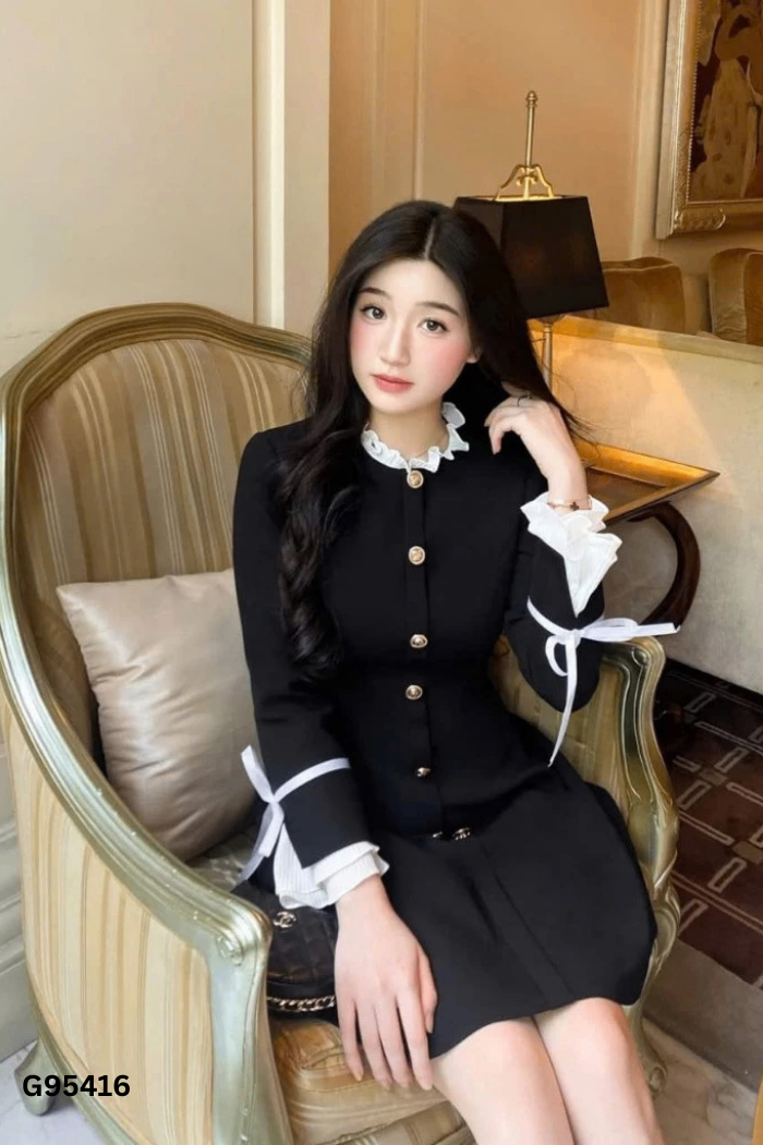 Váy đen THE PEA phối cúc vàng viền trắng