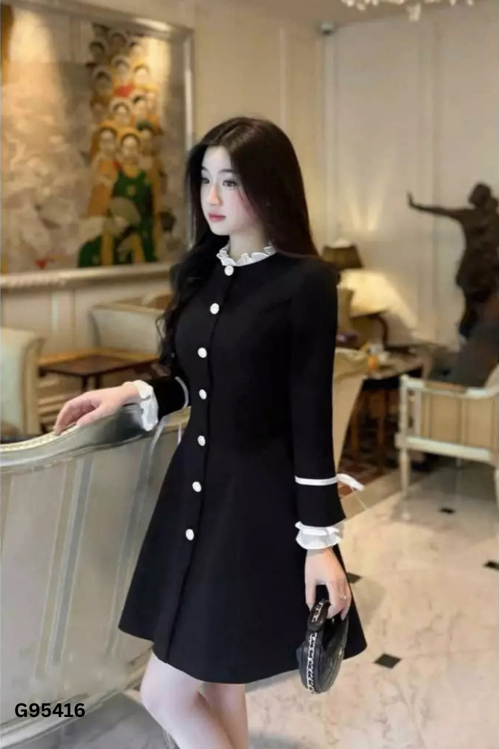 Váy đen THE PEA phối cúc vàng viền trắng