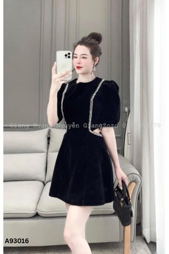 NEWTAG Váy TM DESIGN nhung đen viền ngọc đá